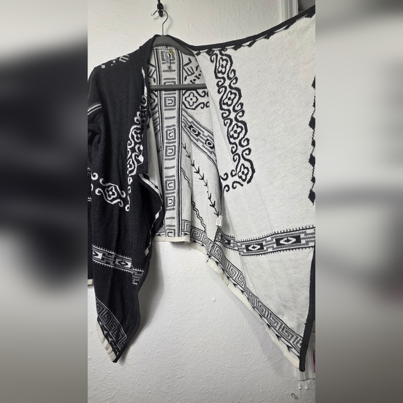 Mollo Rollo Chic Black and White Women's Poncho - Picture 2 of 7